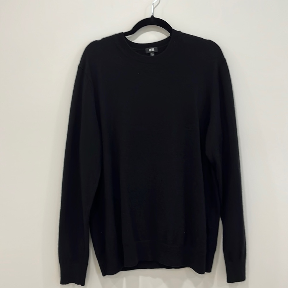 Uniqlo black crewneck cashmere sweater